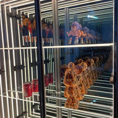 Поднимите свою гостиную с модными стеклянными дверцами светодиодного бесконечного зеркала винный шкаф