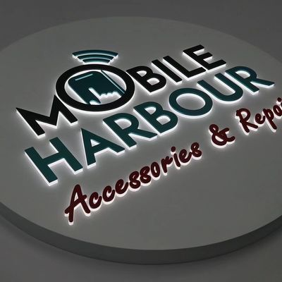 Изображения букв алфавита с двусторонним освещением для наружного отображения