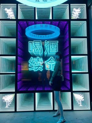 Бесконечная визуальная искусство Light Box Melle Abyss Mirror 3D Светящийся логотип буквы Неон Billboard